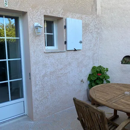 D'hotes Les Amandiers بيت ضيافة